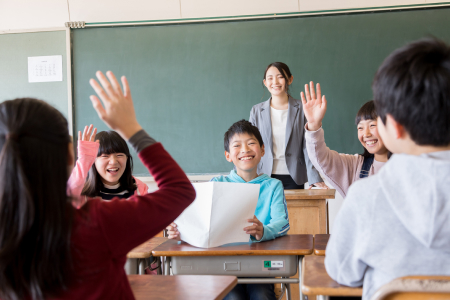 学校で授業を受ける子どもたち